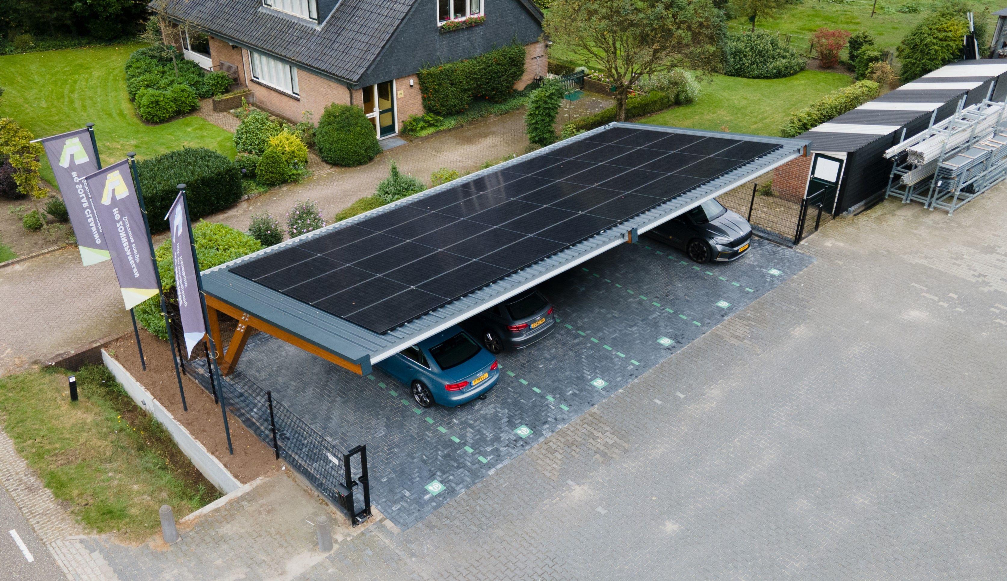 Carport met zonnepanelen voor auto's