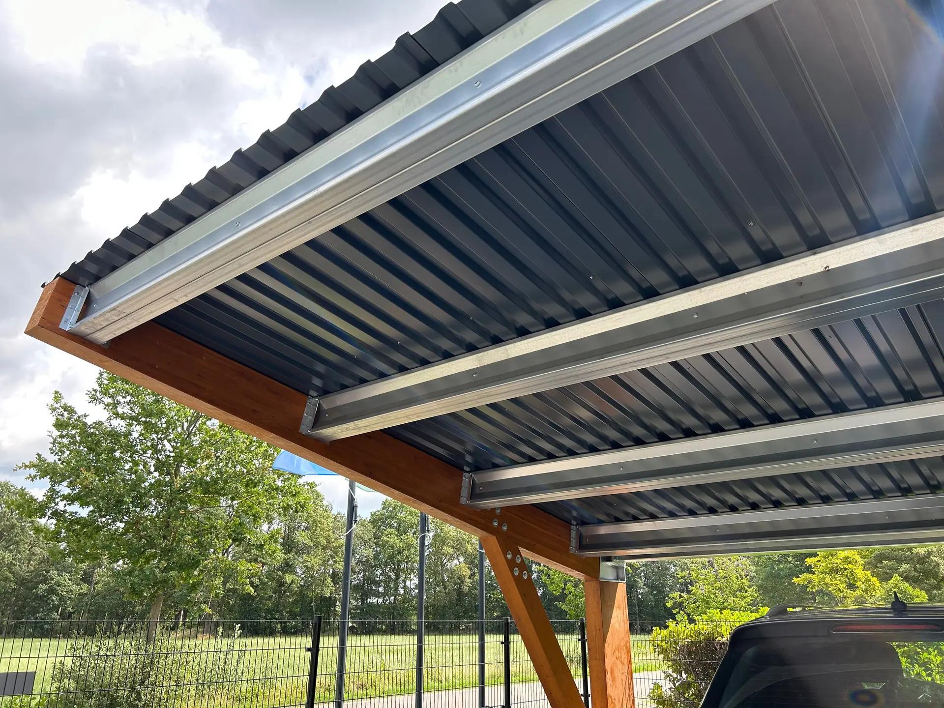 Carport met zonnepanelen voor fietsen